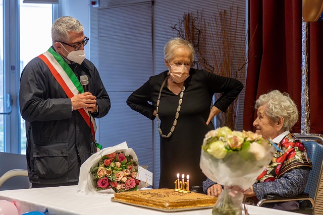 Quattro generazioni per festeggiare i 100 anni di Maria
